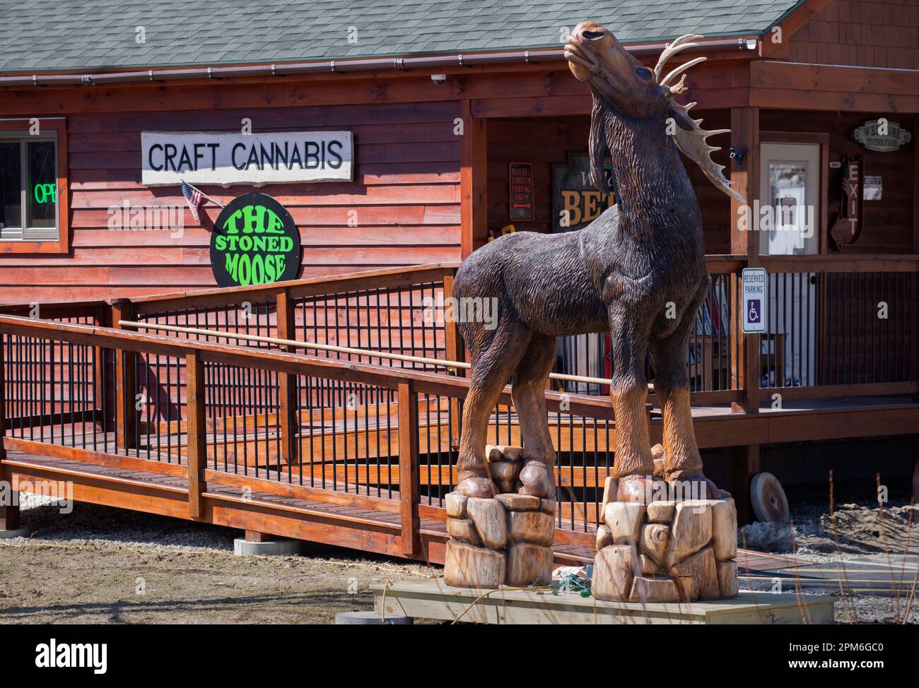 Ingresso al ‘The Stoned Moose’ a Bethel Maine, USA. Il Moose lapidato a Moosehead Farms è uno dei molti dispensari di cannabis (marijuana) aperti al pubblico da quando lo Stato legalizzò l'uso ricreativo, la vendita al dettaglio e la tassazione della cannabis ad adulti di età superiore ai 21 anni nel 2016. La fattoria sulla Sunday River Road è a 7 miglia (11km km) dalla grande stazione sciistica di Sunday River nel Maine meridionale. Foto Stock