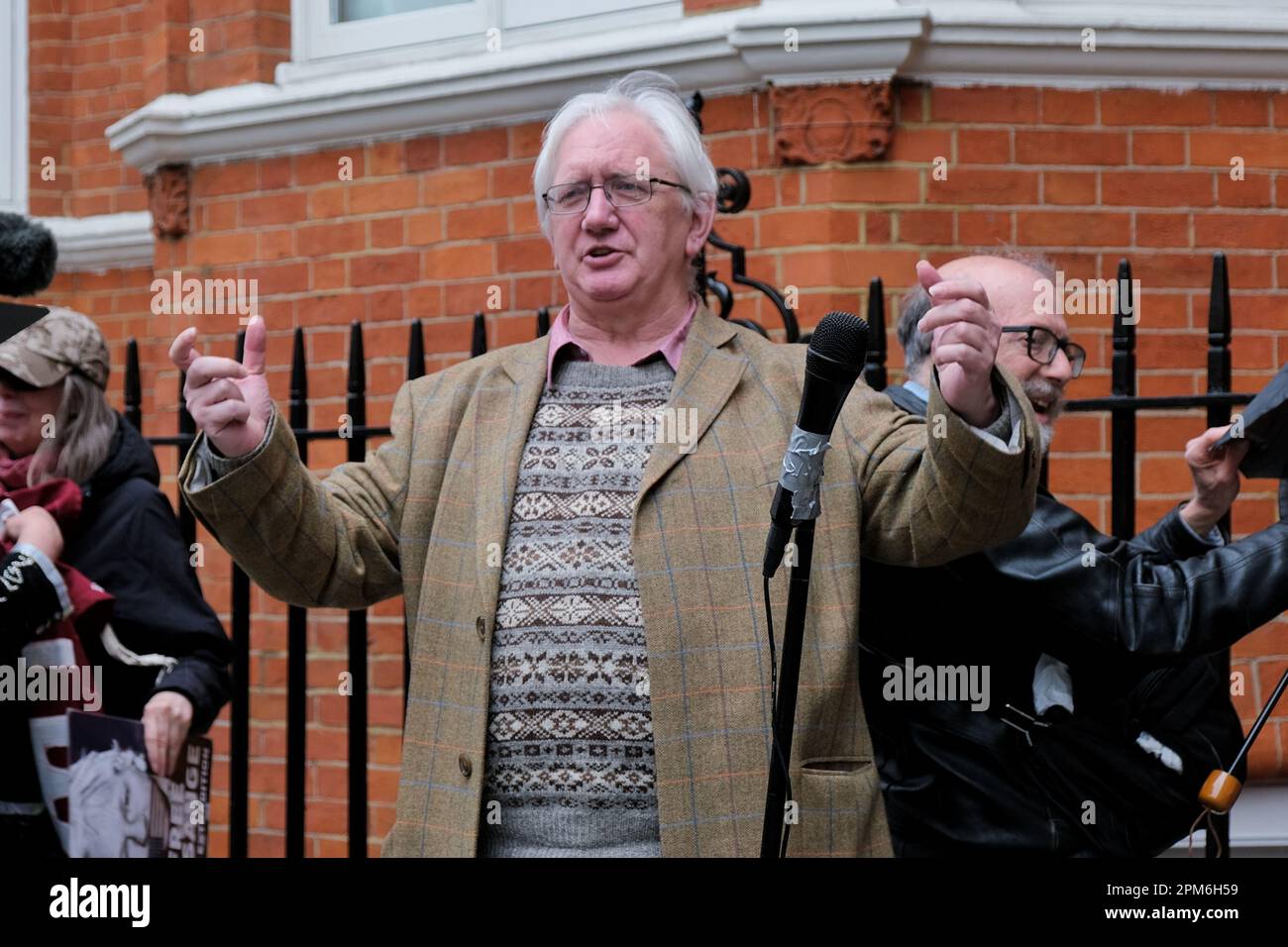 Londra, Regno Unito. 11th aprile 2023. Blogger ed ex Ambasciatore britannico in Uzbekistan, Craig Murray si rivolge ai sostenitori. Liberi attivisti e sostenitori di Assange hanno organizzato una protesta per celebrare il quarto anniversario il giornalista WikiLeaks è stato espulso dall'ambasciata ecuadoriana a Knightsbridge. Julian Assange è stato incarcerato nella prigione di Belmarsh da allora, mentre combatte l'estradizione negli Stati Uniti dopo la perdita di documenti classificati, dove si troverebbe ad affrontare una pena detentiva di 175 anni. Credit: Undicesima ora di Fotografia/Alamy Live News Foto Stock