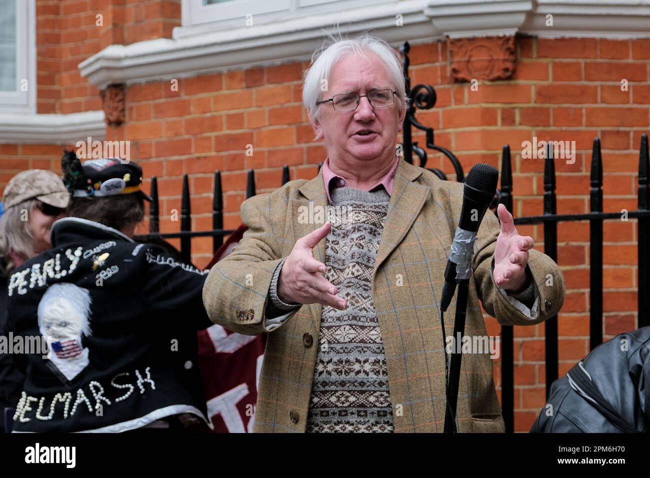 Londra, Regno Unito. 11th aprile 2023. Blogger ed ex Ambasciatore britannico in Uzbekistan, Craig Murray si rivolge ai sostenitori. Liberi attivisti e sostenitori di Assange hanno organizzato una protesta per celebrare il quarto anniversario il giornalista WikiLeaks è stato espulso dall'ambasciata ecuadoriana a Knightsbridge. Julian Assange è stato incarcerato nella prigione di Belmarsh da allora, mentre combatte l'estradizione negli Stati Uniti dopo la perdita di documenti classificati, dove si troverebbe ad affrontare una pena detentiva di 175 anni. Credit: Undicesima ora di Fotografia/Alamy Live News Foto Stock