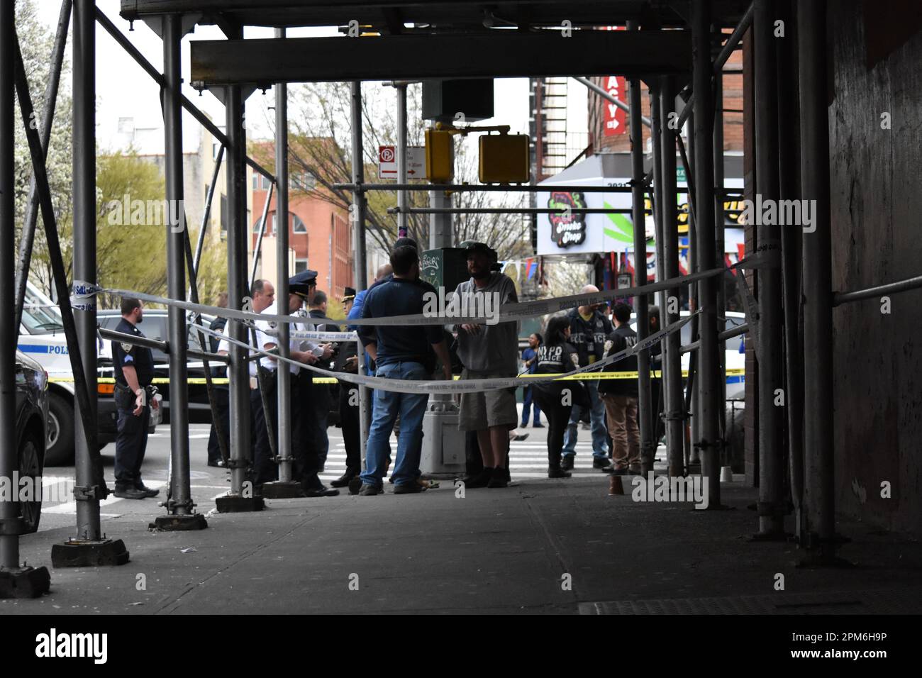 Manhattan, Stati Uniti. 11th Apr, 2023. Gli agenti di polizia si riuniscono sulla scena mentre cercano le prove. Una persona è stata sparata alla testa a Lexington Avenue e East 123rd Street a Manhattan, martedì pomeriggio. Il Dipartimento di polizia di New York City afferma che la persona non identificata è attualmente elencata in condizioni critiche. Non erano immediatamente disponibili ulteriori informazioni. Credit: SOPA Images Limited/Alamy Live News Foto Stock