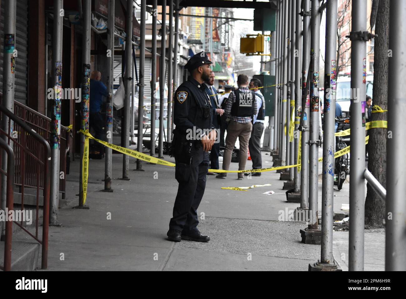 Manhattan, Stati Uniti. 11th Apr, 2023. Gli agenti di polizia si riuniscono sulla scena mentre cercano le prove. Una persona è stata sparata alla testa a Lexington Avenue e East 123rd Street a Manhattan, martedì pomeriggio. Il Dipartimento di polizia di New York City afferma che la persona non identificata è attualmente elencata in condizioni critiche. Non erano immediatamente disponibili ulteriori informazioni. Credit: SOPA Images Limited/Alamy Live News Foto Stock