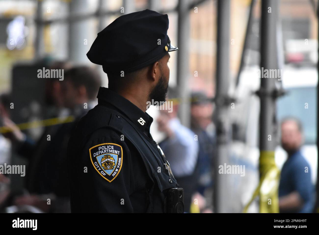 Manhattan, Stati Uniti. 11th Apr, 2023. Gli agenti di polizia si riuniscono sulla scena mentre cercano le prove. Una persona è stata sparata alla testa a Lexington Avenue e East 123rd Street a Manhattan, martedì pomeriggio. Il Dipartimento di polizia di New York City afferma che la persona non identificata è attualmente elencata in condizioni critiche. Non erano immediatamente disponibili ulteriori informazioni. Credit: SOPA Images Limited/Alamy Live News Foto Stock