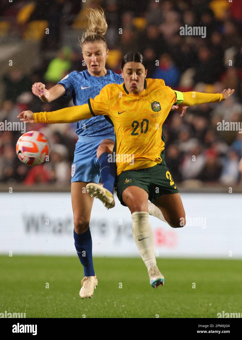 Sam Kerr d'Australia Donne sotto pressione da Leah Williamson (Arsenal) d'Inghilterra Donne durante la partita di calcio amichevole internazionale delle donne tra le due Foto Stock