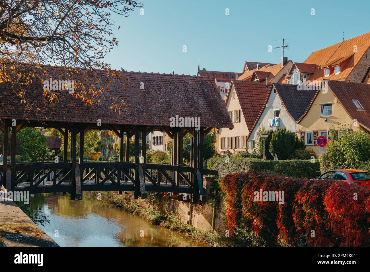 Ponte sul Metter a Bietigheim-Bissingen. Piccolo greco a Bietigheim-Bissingen con colori autunnali. Metter, un fiume a Bietigheim-Bissingen Foto Stock