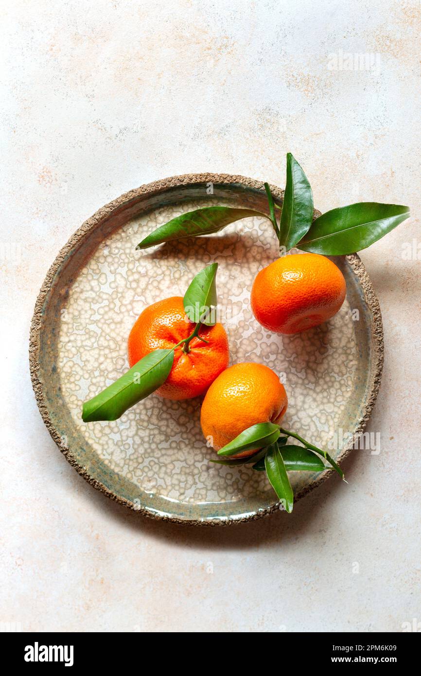 Tre satsuma su un piatto Foto Stock