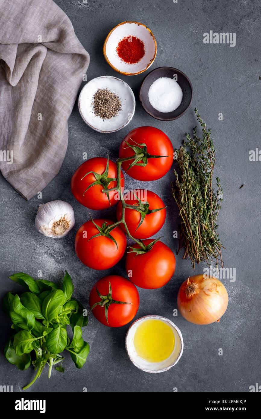 Ingredienti per zuppa di pomodoro su sfondo grigio. Foto Stock