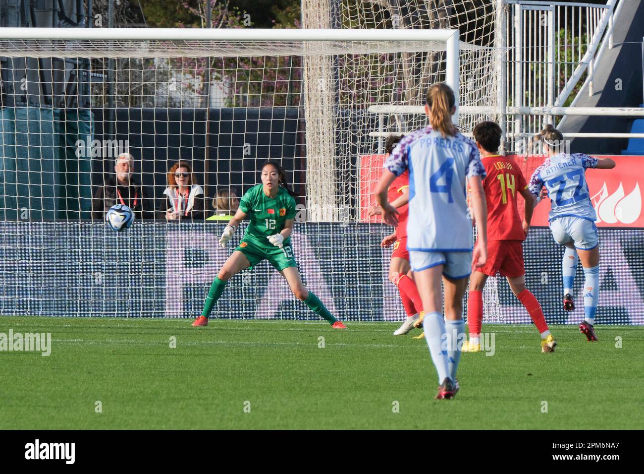 Ibiza, Spagna. 11th Apr, 2023. Athenea del Castillo (R) è in testa a un gol durante la partita di calcio internazionale amichevole tra Spagna e Cina allo stadio Estadi Can Misses di Ibiza, Spagna, il 11 aprile 2023. Credit: Meng Dingbo/Xinhua/Alamy Live News Foto Stock