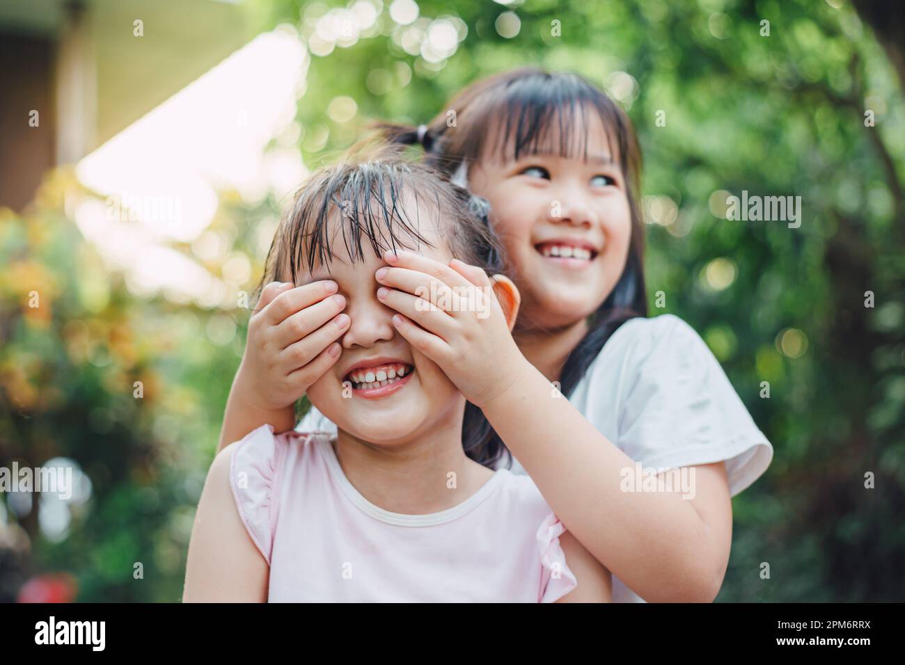 Ritratto del volto emotivo espressione di sorridere e ridere di bambini asiatici. La famiglia gode il gioco di divertimento e bambino sano e concetto di felicità dei bambini. Foto Stock