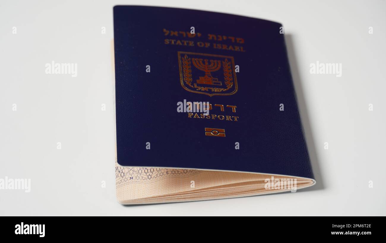 Passaporto israeliano blu (darkon). Passaporto con stampigliatura in oro segno biometrico Foto Stock