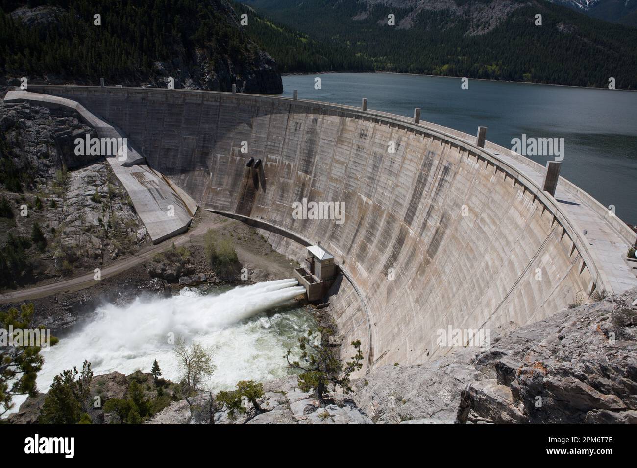 Getti d'acqua di primavera dalle due uscite da 72 pollici in fondo alla diga Gibson alta 199 metri. Le prese hanno una capacità di 3.050 CFM. Foto Stock