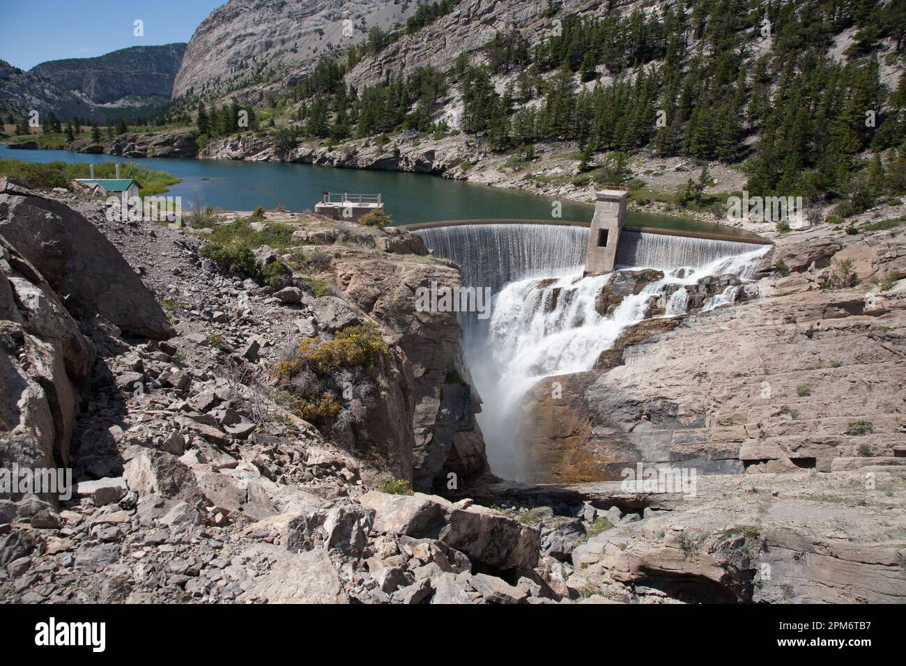 Il sole la deviazione del fiume Dam invia l'acqua nel canale Pishkun, Rocky Mountain Front, MT. Foto Stock