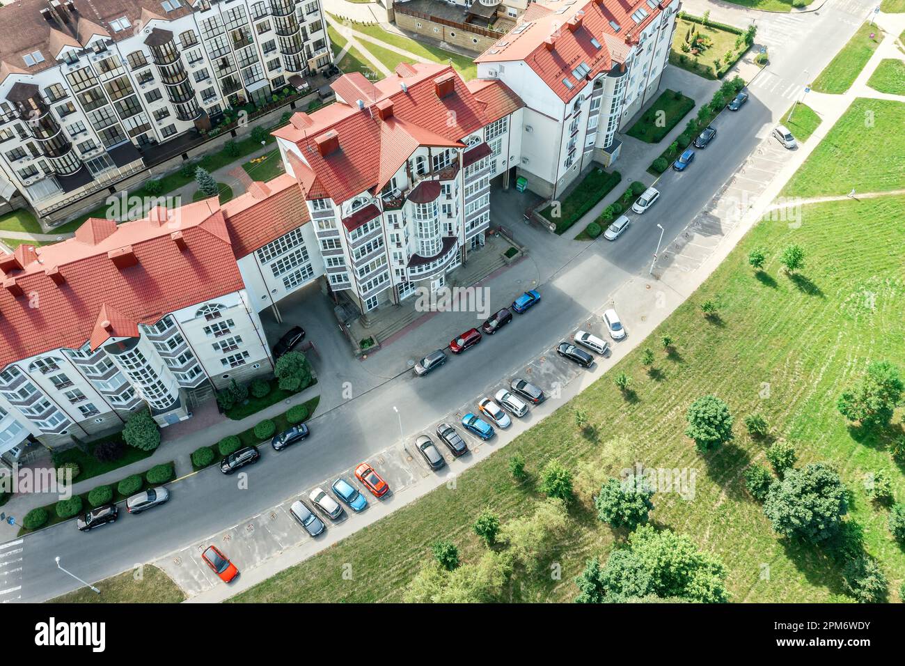 vista aerea del complesso residenziale paesaggistico. case con tetti rossi nelle giornate di sole. Foto Stock