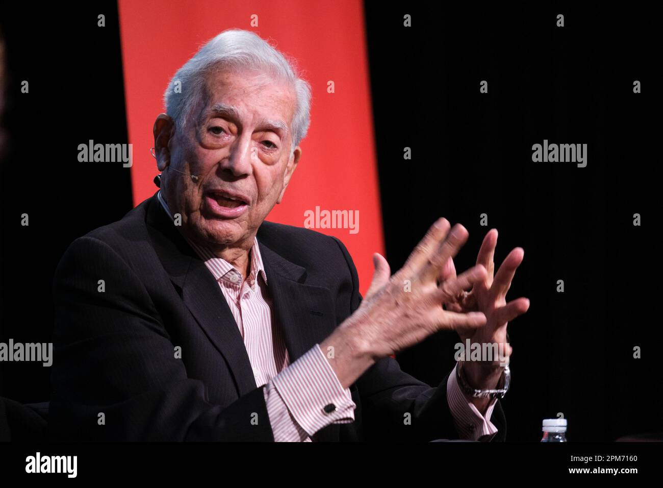 Madrid, Spagna. 11th Apr, 2023. Lo scrittore Mario Vargas Llosa partecipa al ciclo 'El fuego de la imaginacion', presso l'Istituto Cervantes, il 11 aprile 2023, a Madrid (Spagna). Per celebrare l'opera letteraria di Vargas Llosa, l'Istituto Cervantes ha invitato un gruppo di scrittori latinoamericani a discutere alcuni dei temi centrali della sua opera. (Foto di Oscar Gonzalez/NurPhoto) Credit: NurPhoto SRL/Alamy Live News Foto Stock