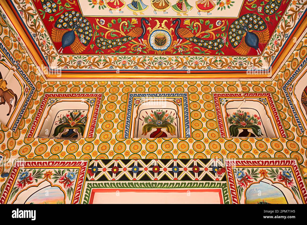 Dipinti colorati sul soffitto di un cancello d'ingresso di Raghu Nath Ji Mandir, dedicato a Lord Rama e Sita, situato a Mandawa, Shekhawati, Rajas Foto Stock