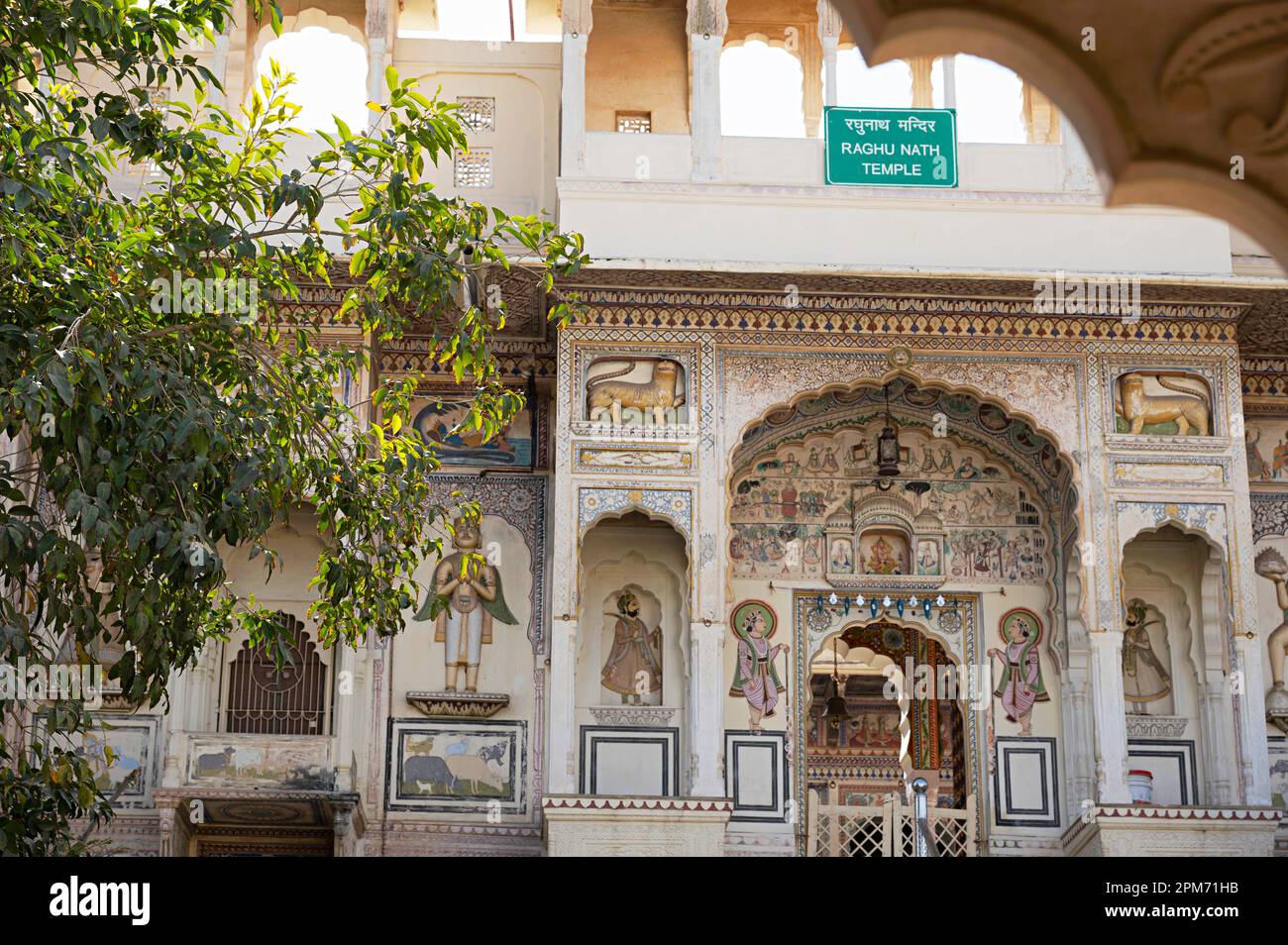 Dipinti colorati sul cancello d'ingresso di Raghu Nath Ji Mandir, dedicato a Lord Rama e Sita, situato a Mandawa, Shekhawati, Rajasthan, India Foto Stock