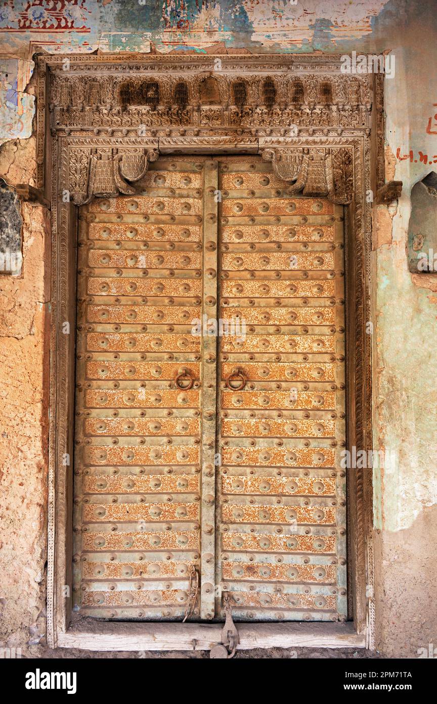 Porta decorativa in legno di un vecchio edificio vicino al forte, situato a Bissau, Shekhawati, Rajasthan, India Foto Stock