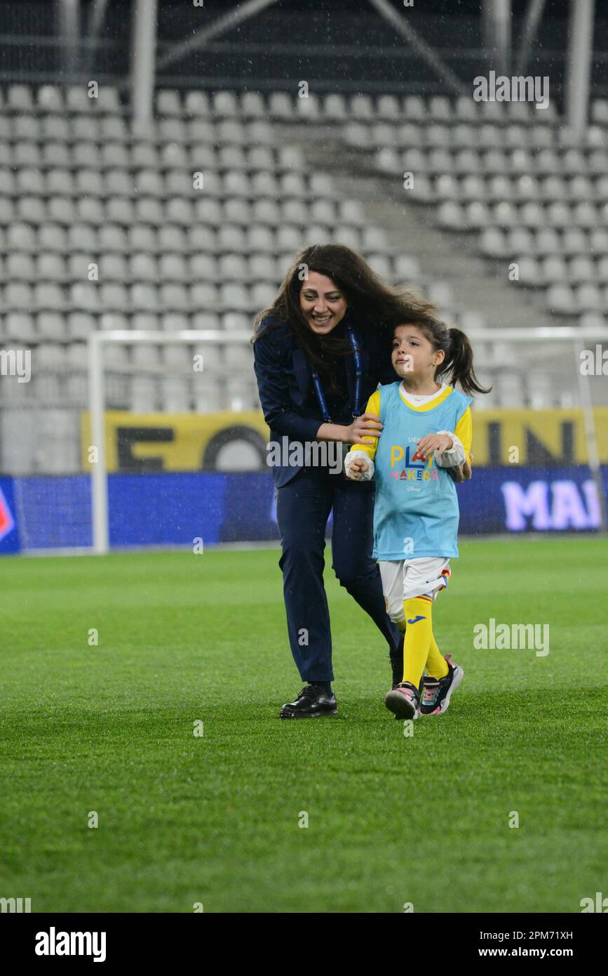 Una bambina non vuole lasciare il campo prima internazionale amichevole donna gioco di calcio Romania vs Marocco , 12.04.2023 , Bucarest,Stavri C. Foto Stock