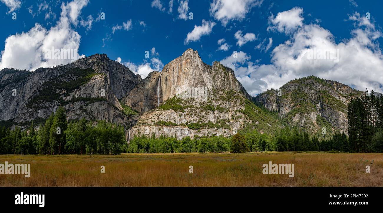 Una vista panoramica della valle di Yosemite mostra le Cascate superiori e inferiori di Yosemite, il Parco Nazionale di Yosemite, California Foto Stock