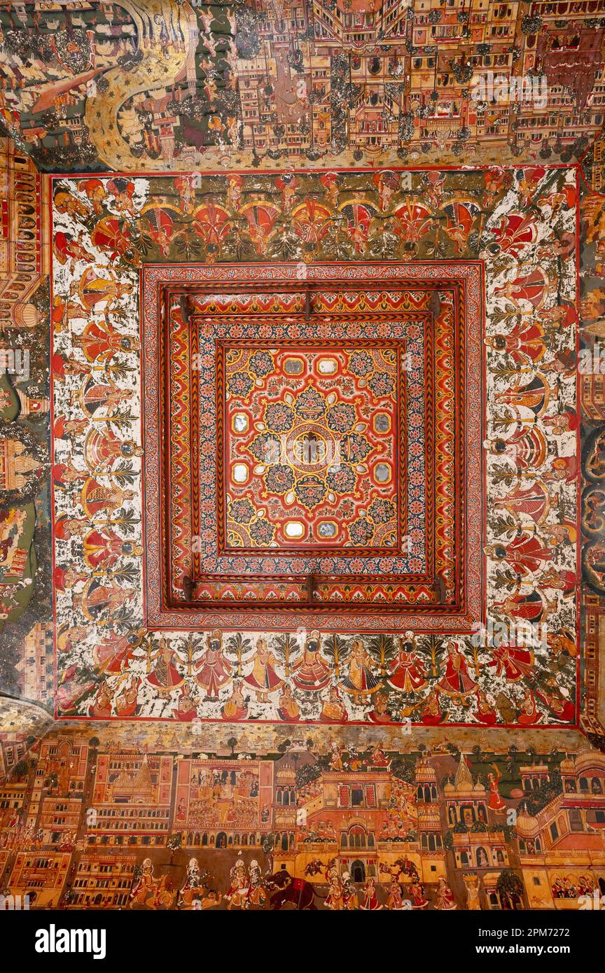 Dipinti mitologici colorati sul soffitto del Sone - Chandi Ki Dukaan, negozio di oro e argento, Mahansar, Shekhawati, Rajasthan, India Foto Stock