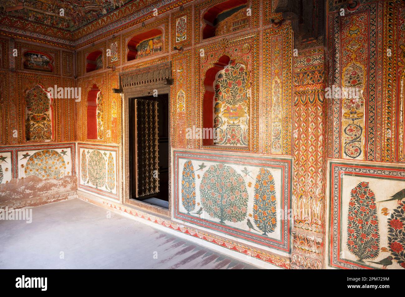 Dipinti mitologici colorati sulla parete interna del Sone - Chandi Ki Dukaan, negozio di oro e argento, Mahansar, Shekhawati, Rajasthan, India Foto Stock