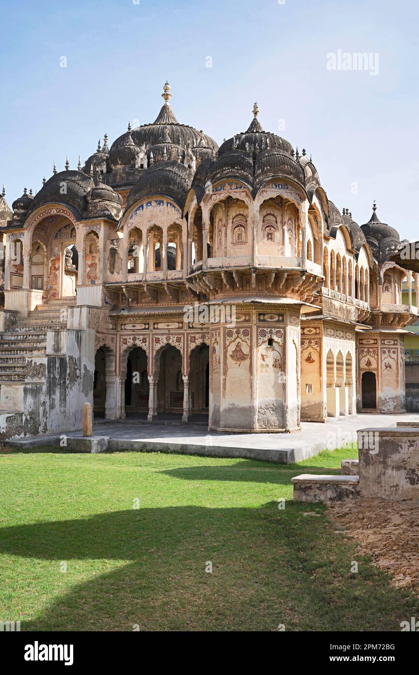 Esterni di un vecchio chhatri (cenotaph), Seth Anantram Podar e famiglia ki smartak rupi chhatri, situato a Ramgarh, Shekhawati, Rajasthan, India Foto Stock