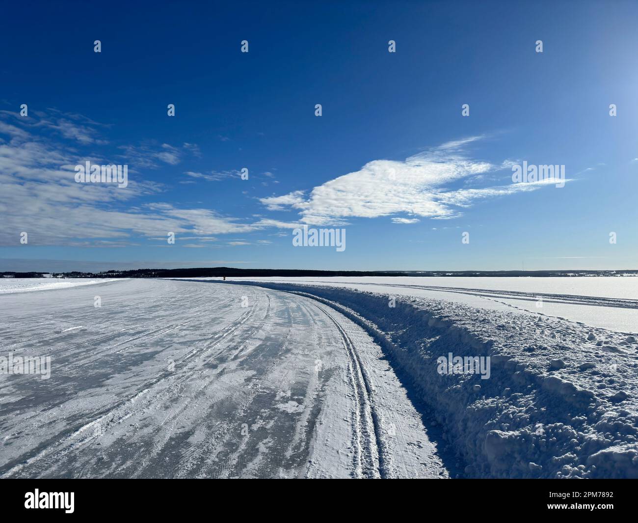 Paesaggio invernale di una strada su un lago ghiacciato nel nord della Svezia Foto Stock