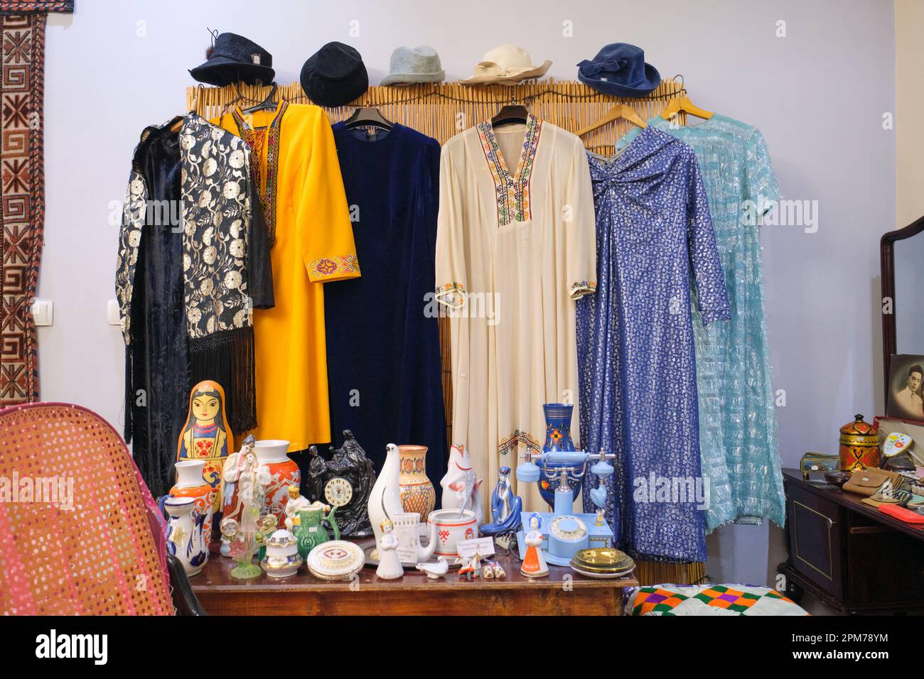 Abbigliamento, guardaroba da spettacoli, spettacoli. Presso l'amet e  Ayimkhan Shamuratovs casa museo. In Nukus, Karakalpakstan, Uzbekistan Foto  stock - Alamy