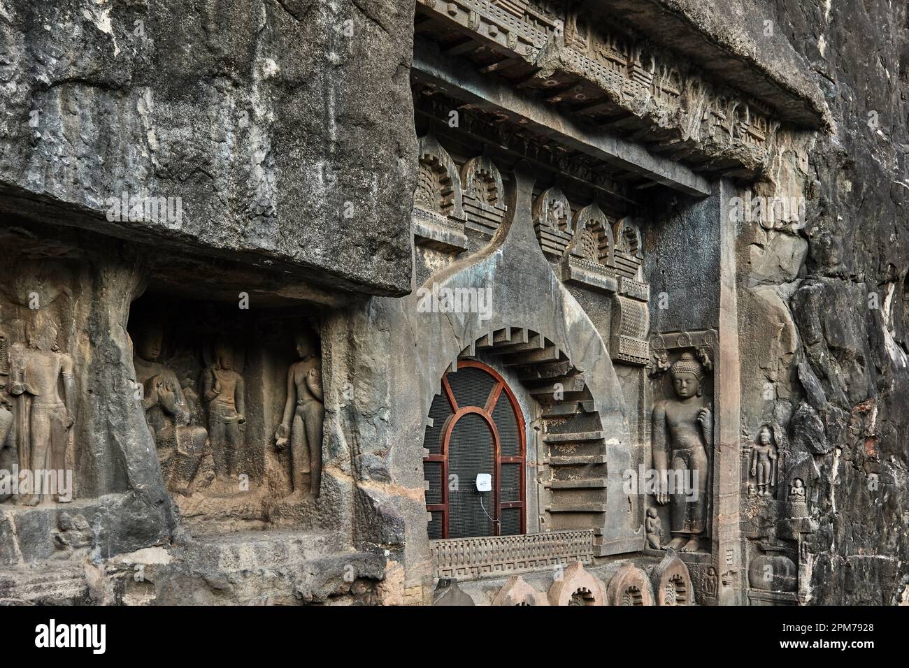 Le grotte Ajanta pareti esterne pietra figure tagliate e porte India. Foto Stock