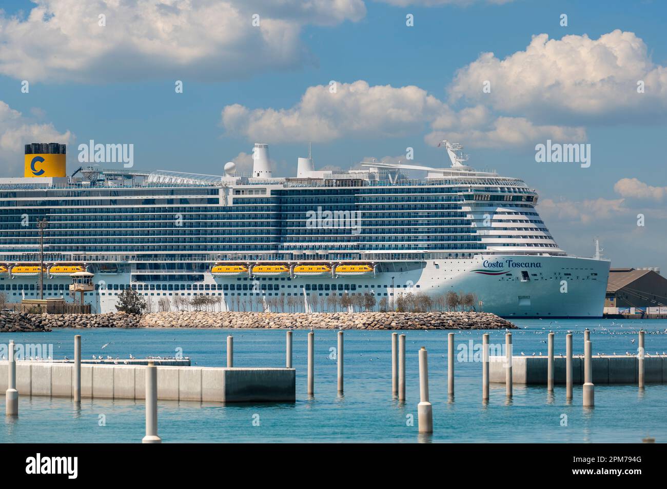Dubai, Emirati Arabi Uniti - 4 aprile 2023: Moderna nave da crociera di  lusso Costa Toscana. Bella stagione con grande nave da crociera enorme Foto  stock - Alamy