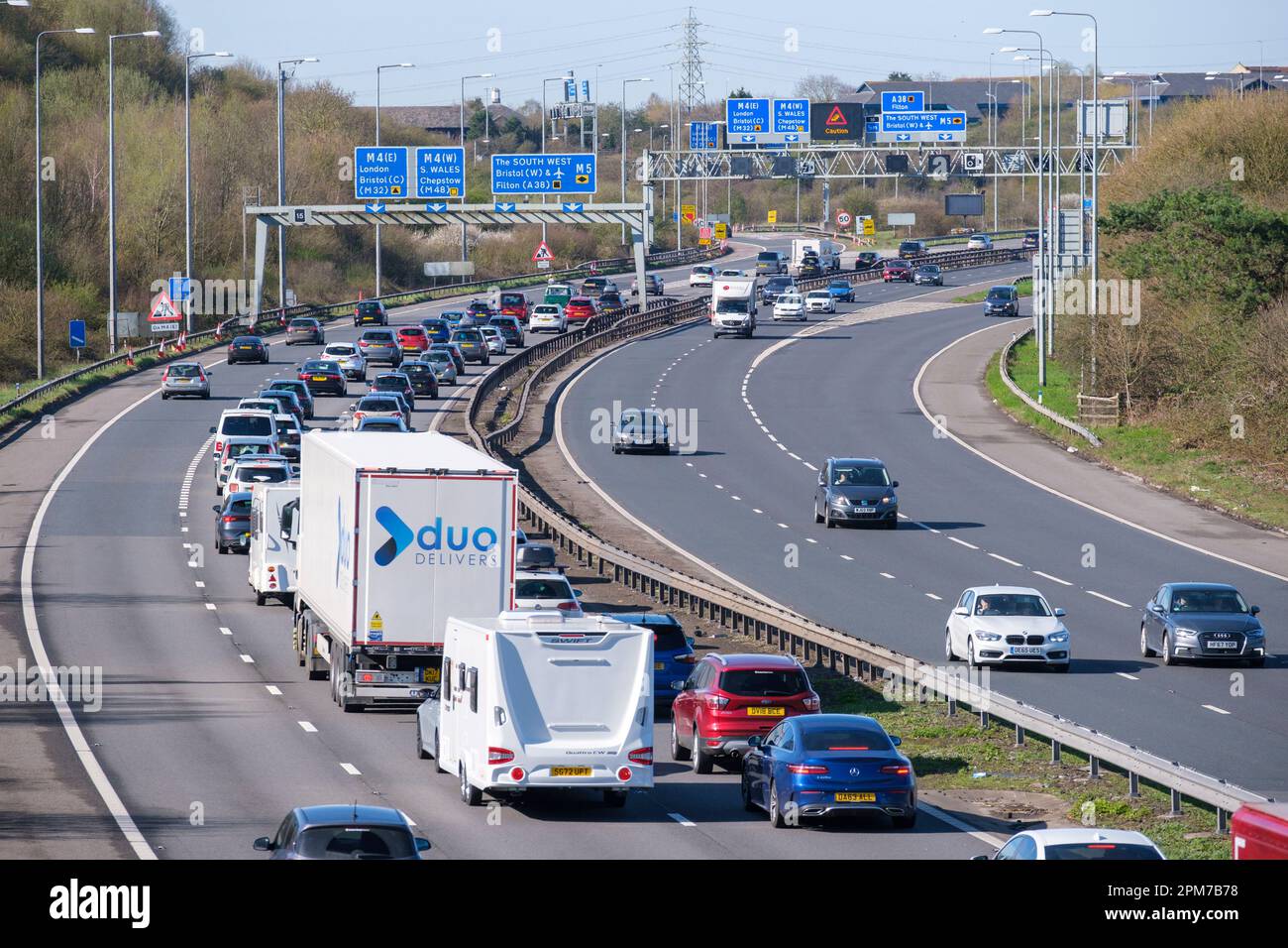 Il traffico delle vacanze pasquali è stato accompagnato in code sulla M5 vicino all'incrocio dell'autostrada M4 vicino a Bristol, Regno Unito. Foto Stock