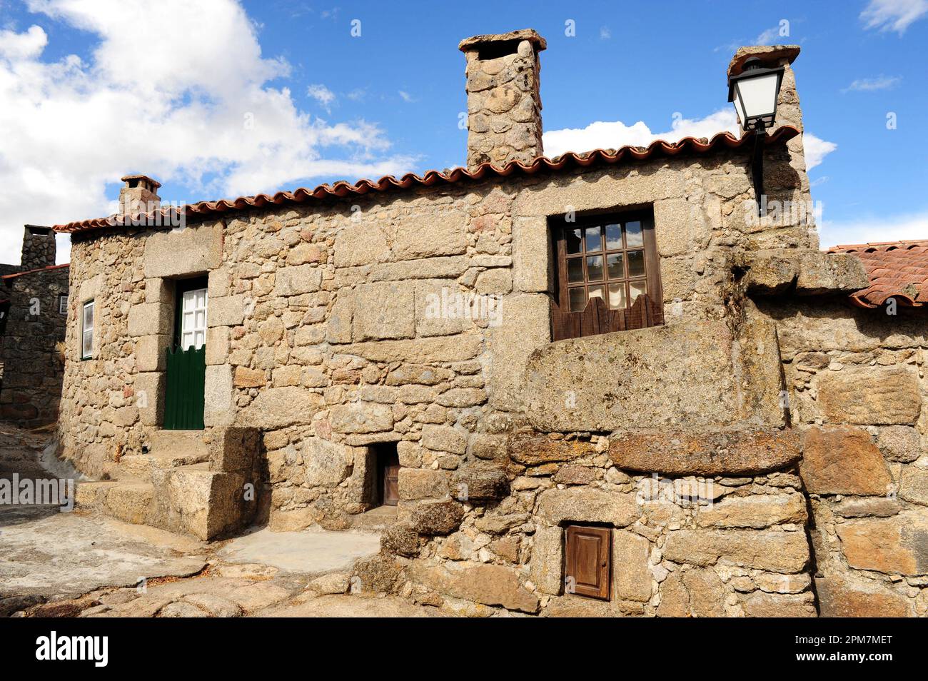 Sortelha, borgo medievale circondato da mura. Tipica casa in granito. Sabugal, Guarda, Portogallo. Foto Stock