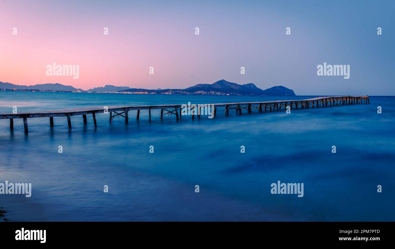 Passerella al mare al crepuscolo Foto Stock