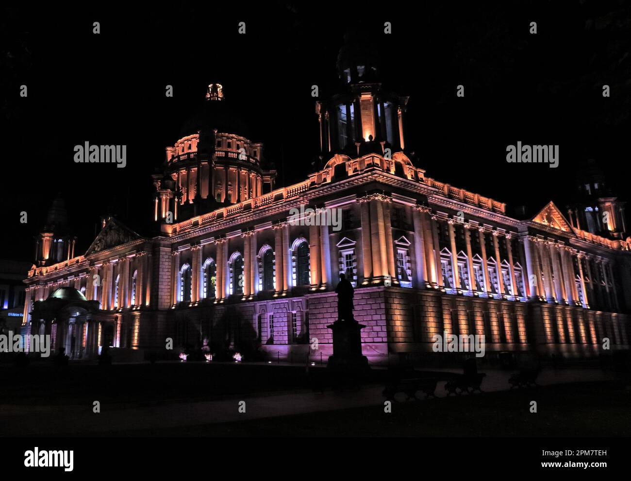 Municipio di Belfast di notte, Donegall Square North, Belfast, Antrim, Irlanda del Nord, REGNO UNITO, BT1 5GS Foto Stock