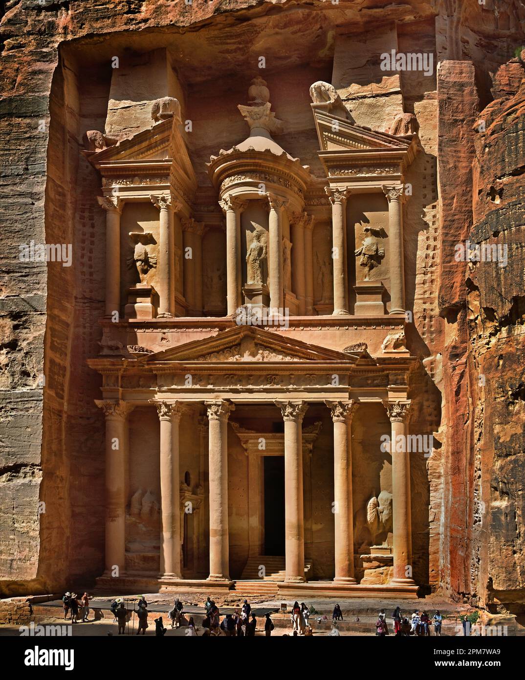 Petra città al-Khazneh Treasury Temple Nabatean regno struttura, facciate in pietra, Mausoleo re Aretas IV 1st C d.C. Giordania scolpito pietra arenaria Foto Stock