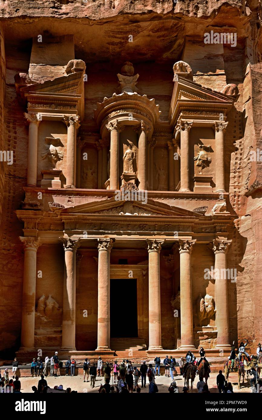 Petra città al-Khazneh Treasury Temple Nabatean regno struttura, facciate in pietra, Mausoleo re Aretas IV 1st C d.C. Giordania scolpito pietra arenaria Foto Stock