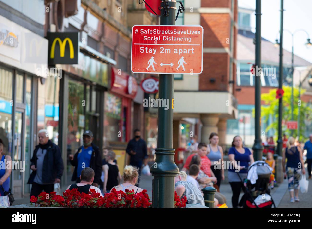 Persone che camminano per il centro di Oldham nella Greater Manchester. Oldham ha registrato un elevato numero di casi di Covid19 in luglio, il che ha portato a preoccupazioni Foto Stock