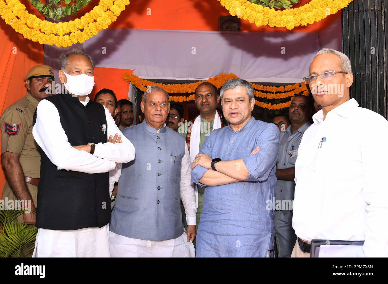 Jaipur, India. 12th Apr, 2023. Jaipur, India, 12 aprile 2023: Il primo ministro del Rajasthan Ashok Gehlot, il ministro delle ferrovie dell'Unione Ashwini Vaishnaw, il membro del Parlamento Ramcharan Bohra, il presidente del BJP C.P. Joshi alla cerimonia di bandiera fuori del treno espresso Vande Bharat che collega Ajmer e Delhi Cantt., a Jaipur. Il primo ministro Narendra modi ha praticamente sgranato il treno. Questo è il primo treno del Rajasthan e il quindicesimo treno Vande Bharat del paese ad essere lanciato. Credit: Sumit Saraswat/Alamy Live News Foto Stock