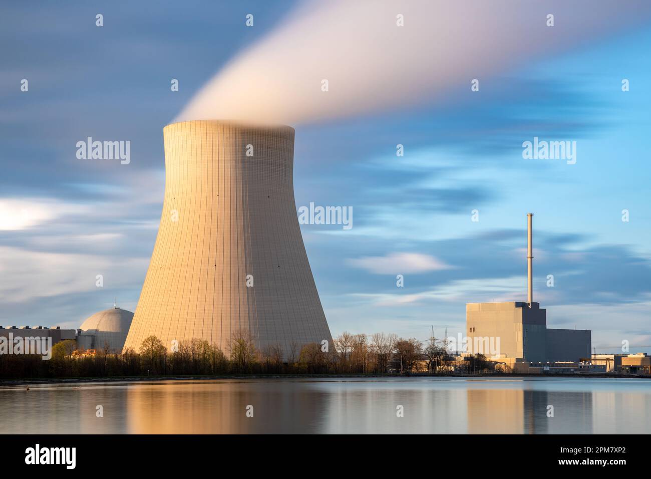 Centrale nucleare Isar vicino Landshut, Baviera, Germania Foto Stock