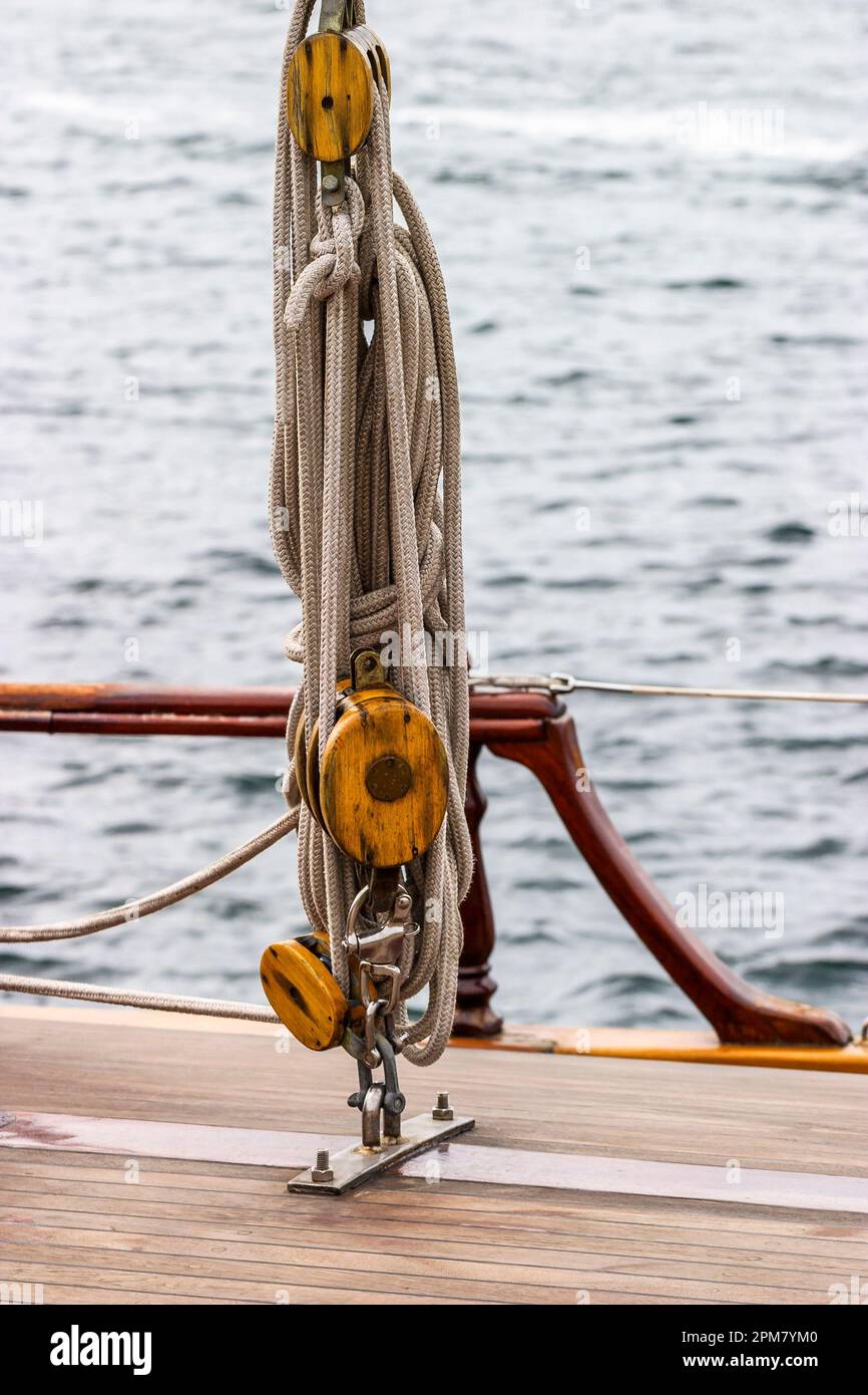 Blocca e affronta con corde su una barca Foto Stock