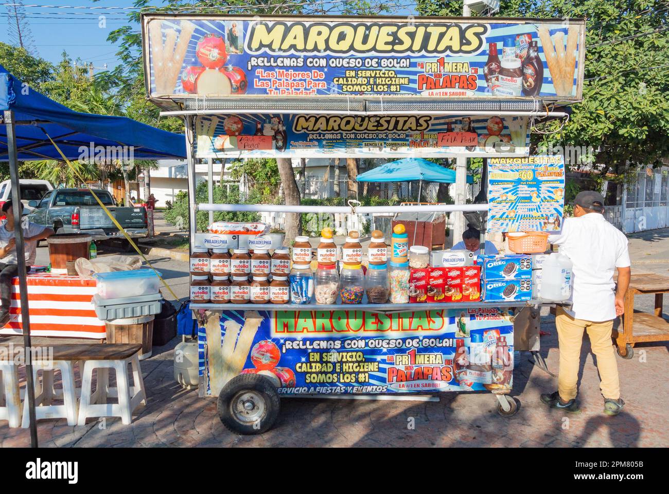 Cancun, Quintana Roo, Messico, gli stand di Marquesita che è un dessert messicano tradizionale originario di Merida Foto Stock