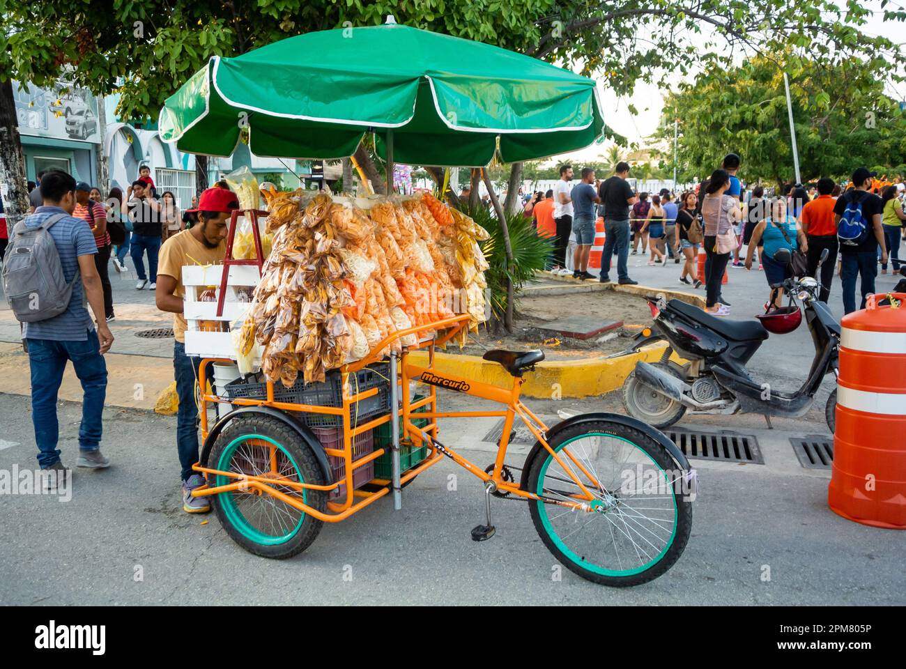Cancun, Quintana Roo, Messico, un uomo che vende spuntini messicani per strada. Foto Stock