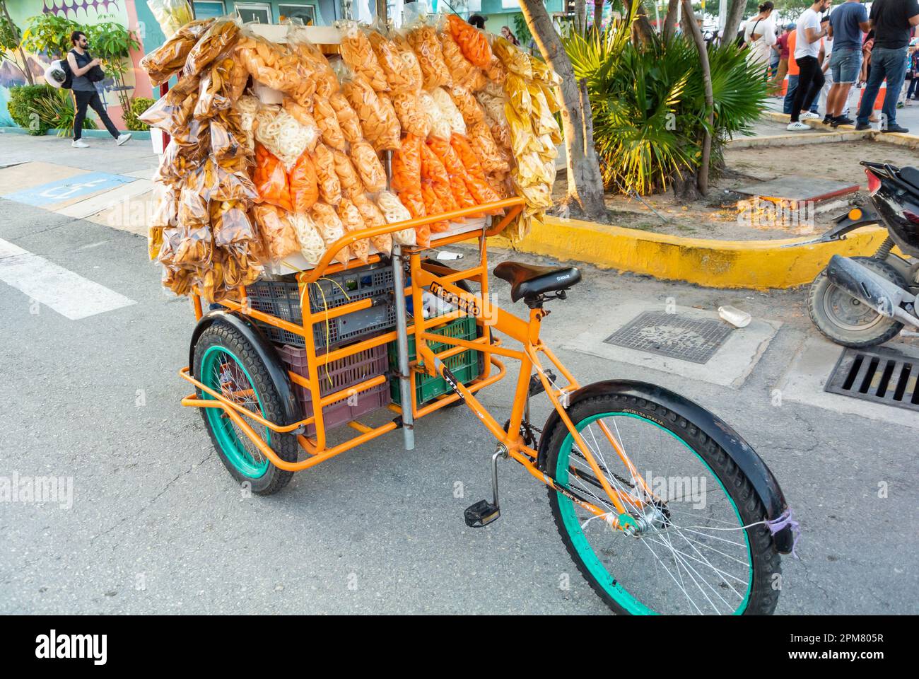 Cancun, Quintana Roo, Messico, un risciò con spuntini messicani per strada. Foto Stock