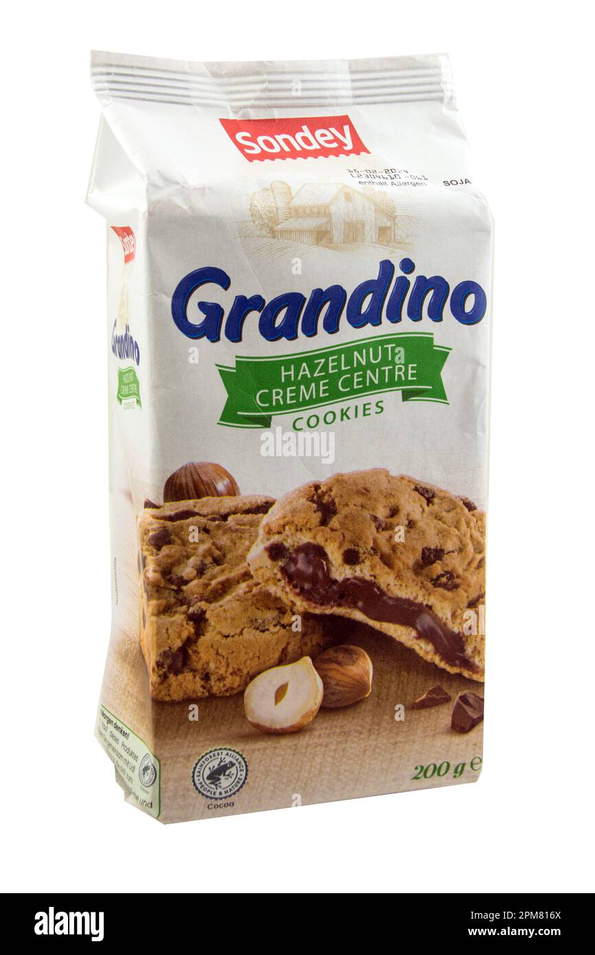 Biscotti Grandino nocciola Creme auf weiß Foto Stock