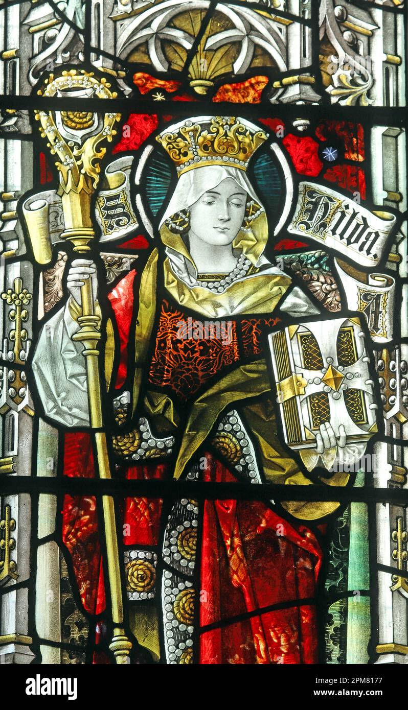 Vetrate di Percy Bacon & Brothers raffiguranti St Hilda, fondatore dell'abbazia di Whitby, St Hilda's Church, Lucker, Northumberland Foto Stock