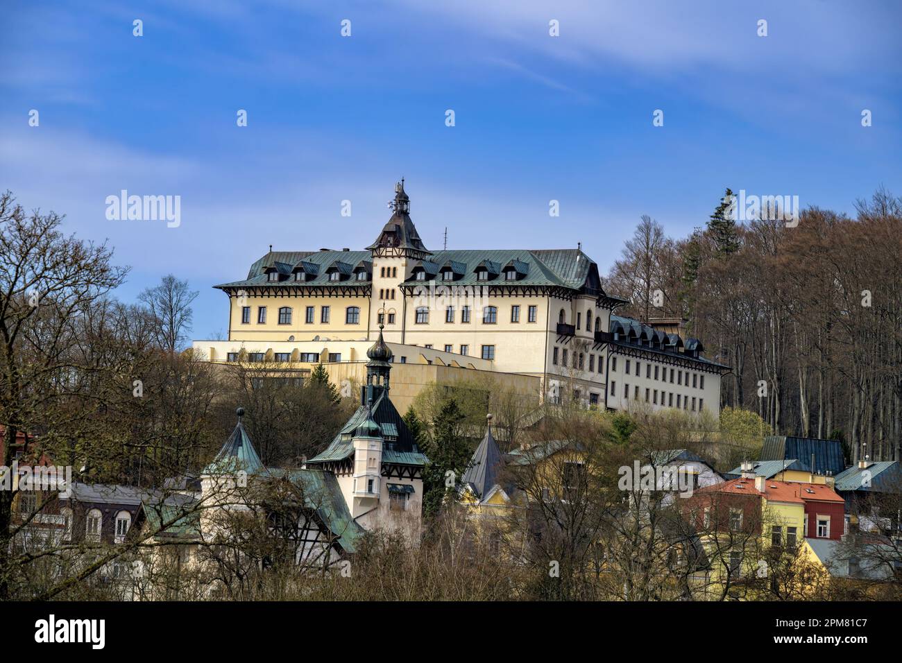 Vista dell'hotel termale sulla collina dal parco - architettura termale - Marianske Lazne (Marienbad) - Repubblica Ceca, Europa Foto Stock