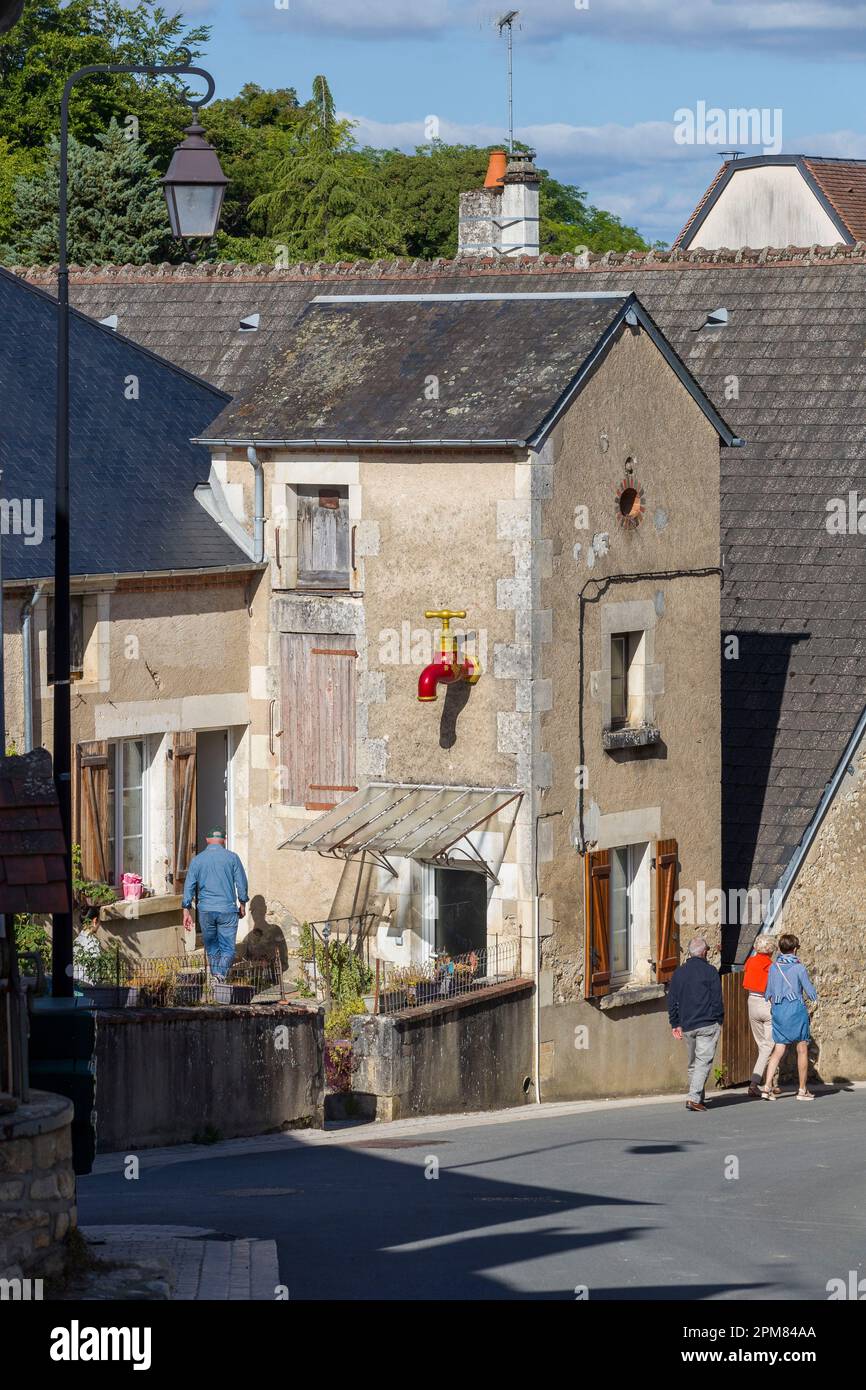 Francia, Indre et Loire, Cher, Chavignol, rubinetto gigante su una facciata, opera di Christian Pécil Foto Stock