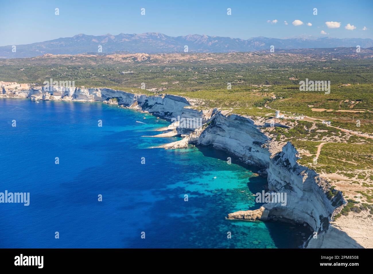 Francia, Corse du Sud, Riserva Naturale di Bouches de Bonifacio, scogliere calcaree (vista aerea) Foto Stock