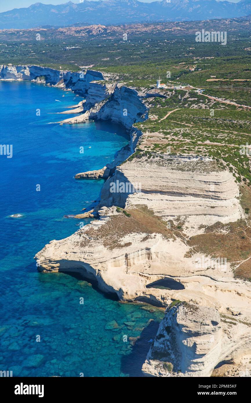 Francia, Corse du Sud, Riserva Naturale di Bouches de Bonifacio, scogliere calcaree (vista aerea) Foto Stock