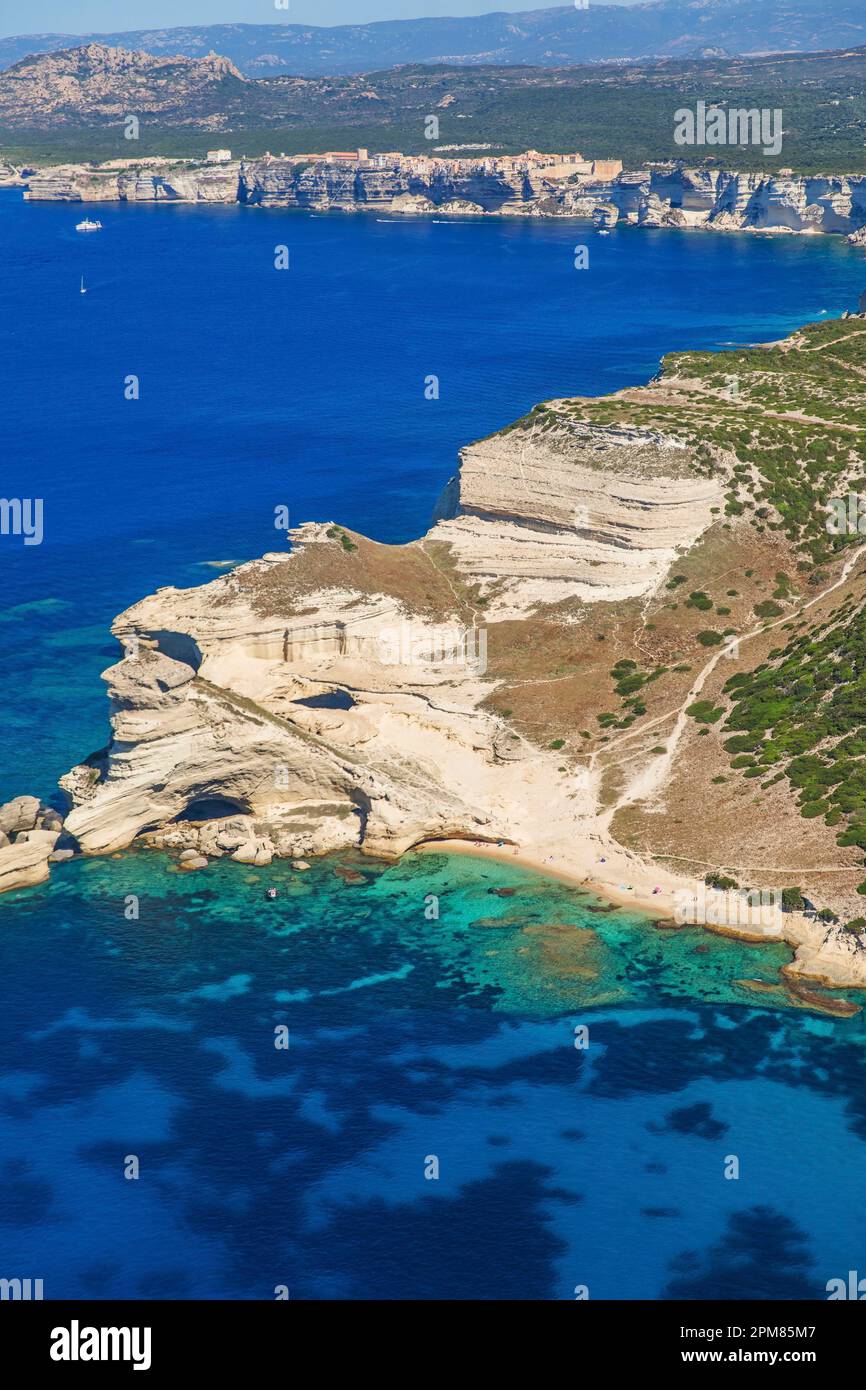 Francia, Corse du Sud, Riserva Naturale di Bouches de Bonifacio, scogliere calcaree (vista aerea) Foto Stock