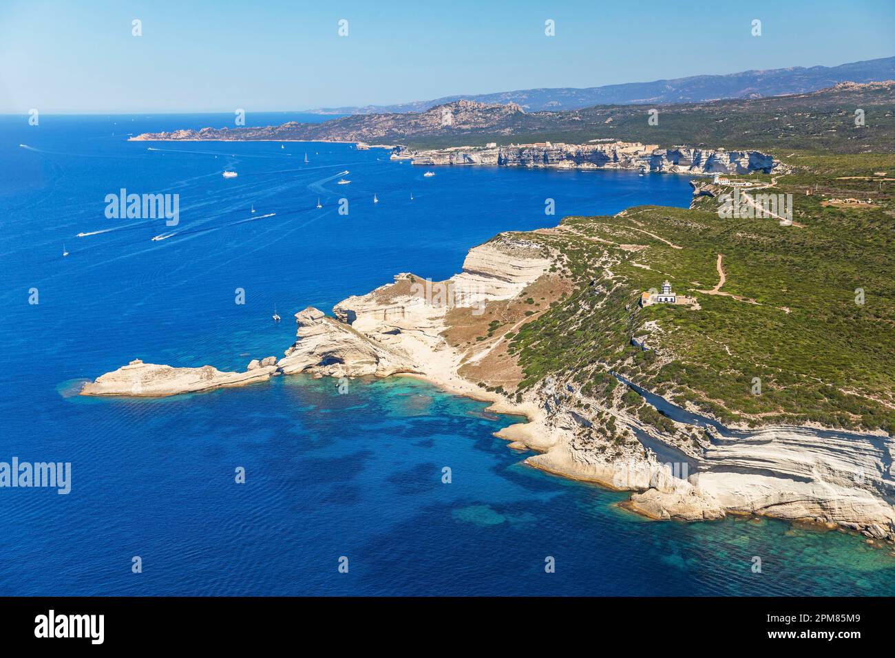 Francia, Corse du Sud, Riserva Naturale di Bouches de Bonifacio, scogliere calcaree (vista aerea) Foto Stock